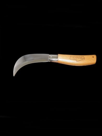 Handcrafted hunting penknife with curved blade Handcrafted hunting penknife with curved blade